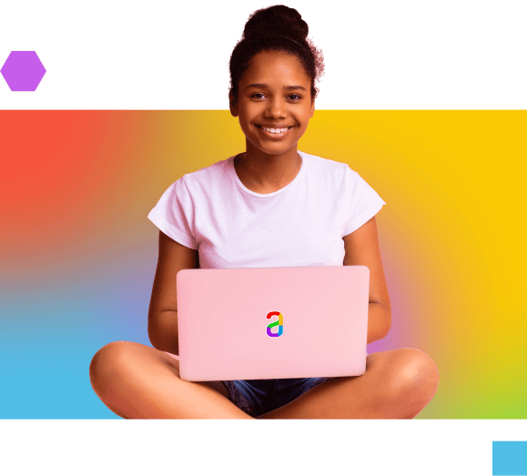 Garota sentada de pernas cruzadas segurando um computador no colo sorrindo e olhando para frente